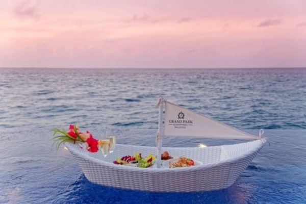 FLOATING IN-VILLA DINING